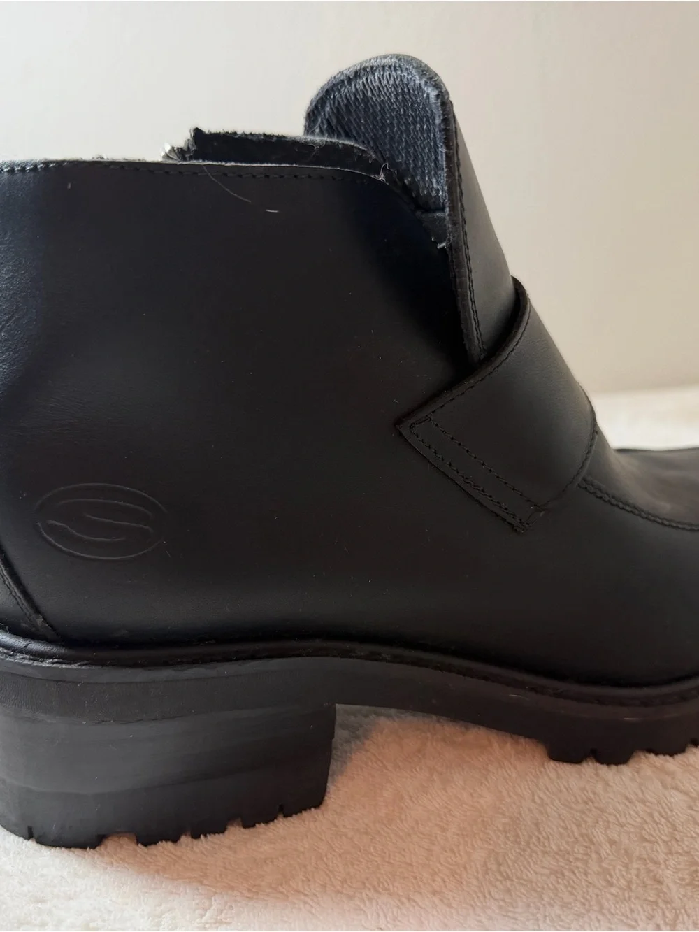 Skechers Women’s  Black Leather Slip-On Chelsea Boots